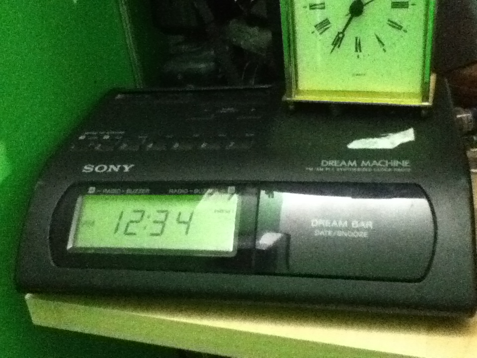 Sony ICF-C305