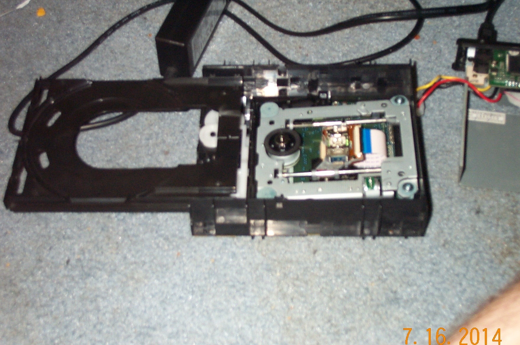 The state of the drive after pulling the tray out The state of the drive after pulling the tray out